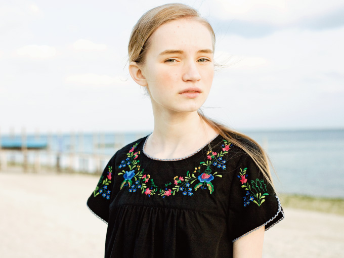 美しい刺しゅうに隠れているのは誰 この夏人気の黒ワンピ ムーミン公式サイト