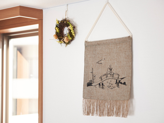 小説のイラストが雰囲気たっぷり 麻の生地が素敵な タペストリー が登場 ムーミン公式サイト 小説のイラストが雰囲気たっぷり 麻の生地が素敵な タペストリー が登場 ムーミン公式サイト