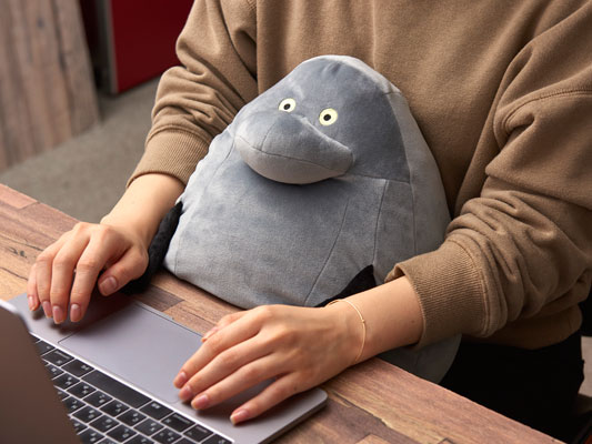 お腹に挟んでリラックス モランの抱きクッション ムーミン公式サイト